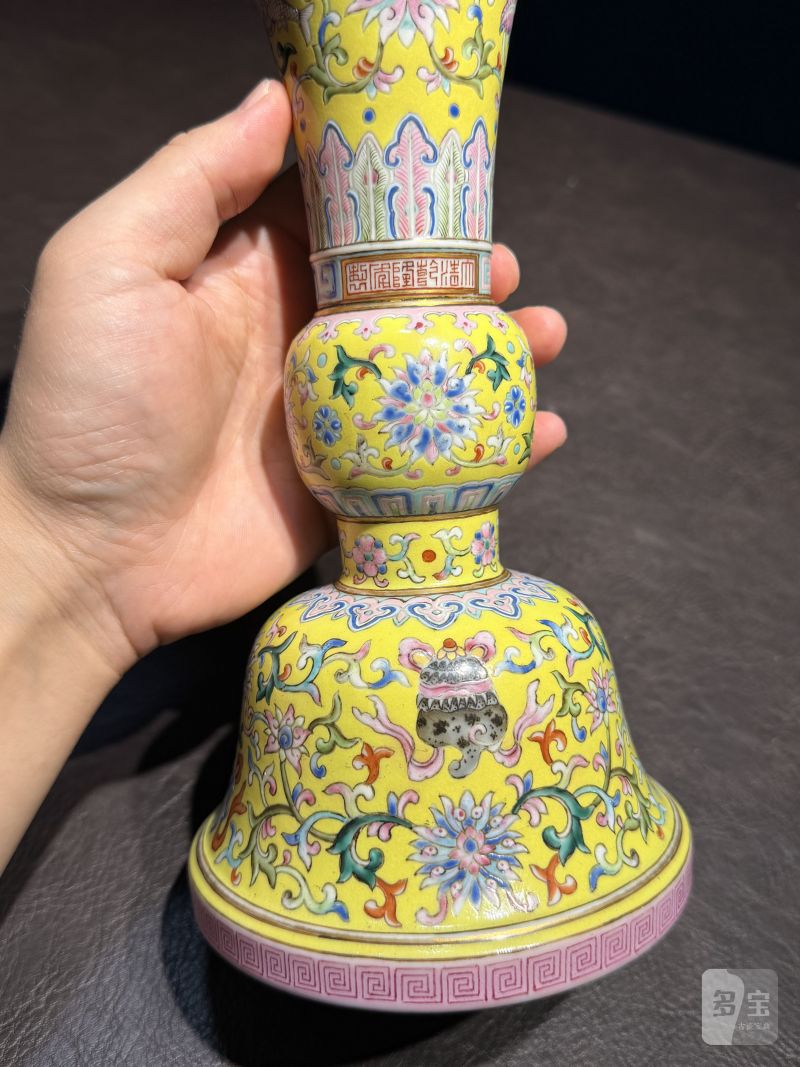 清乾隆 黄地洋彩缠枝莲托八宝纹花觚 - 图16
